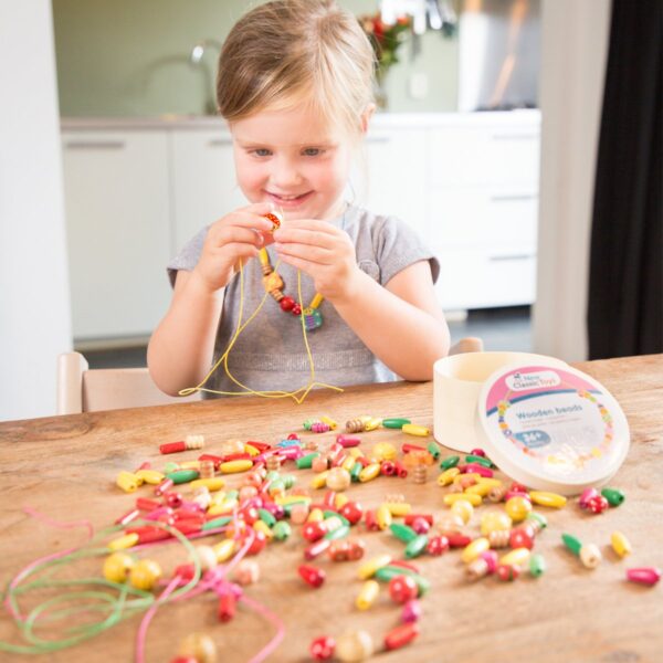 New Classic Toys Houten kralen in box 230 kralen