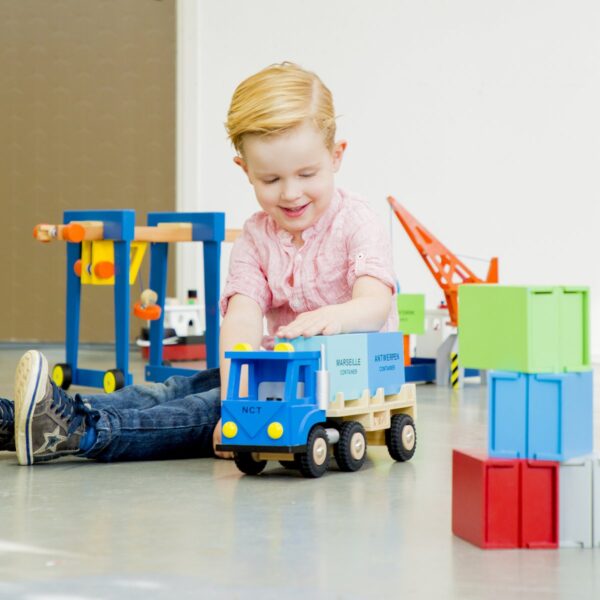 Vrachtwagen met 2 containers2 New Classic Toys Vrachtwagen met 2 containers Havenlijn
