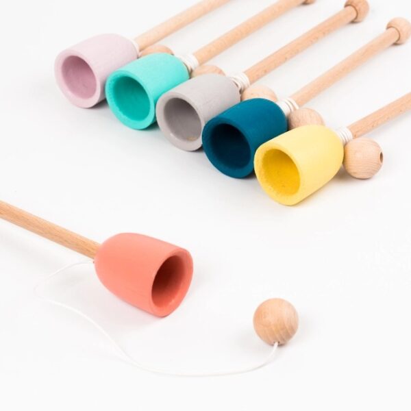 Beker en bal blauw2 Me & Mine Beker en bal hout koraal
