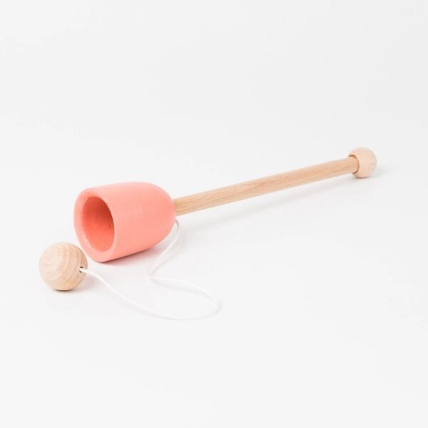 Beker en bal rose1 Me & Mine Beker en bal hout koraal