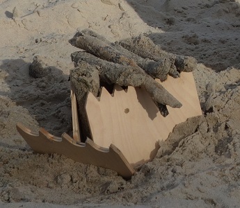 zandkammen-als-huisje-in-zand_Speelbelovend Speelbelovend Zandkammen maat S