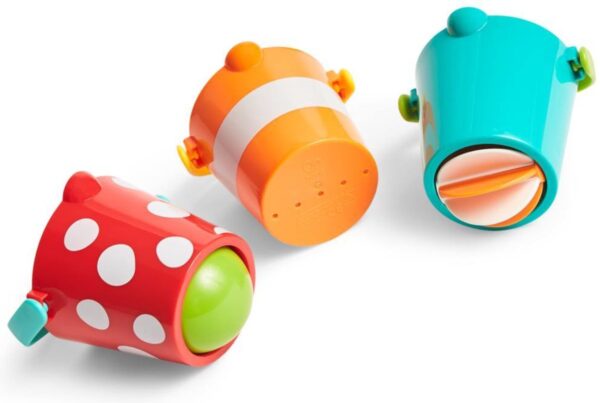 Onderkant van 3 emmers bucket set van Hape met verschillende onderkanten voor ontdekken techniek waterstroom