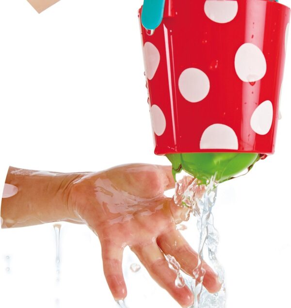 emmer van bucketset hape - zintuigelijk spel in bad