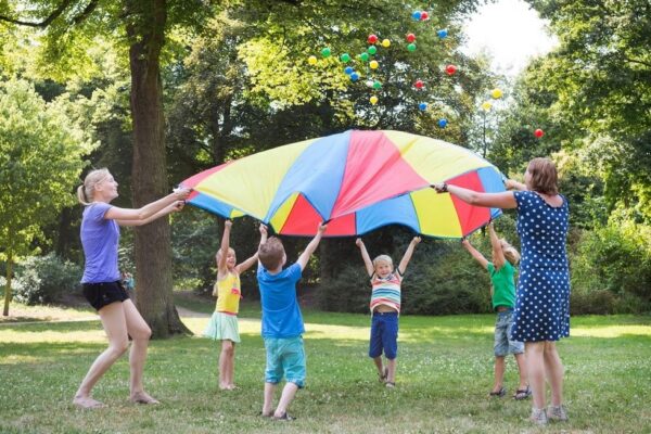 Parachute1 BS Toys Parachute Vang- en Werpspel – Teamspel 4+ binnen en buiten
