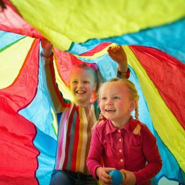 Parachute2 BS Toys Parachute Vang- en Werpspel – Teamspel 4+ binnen en buiten
