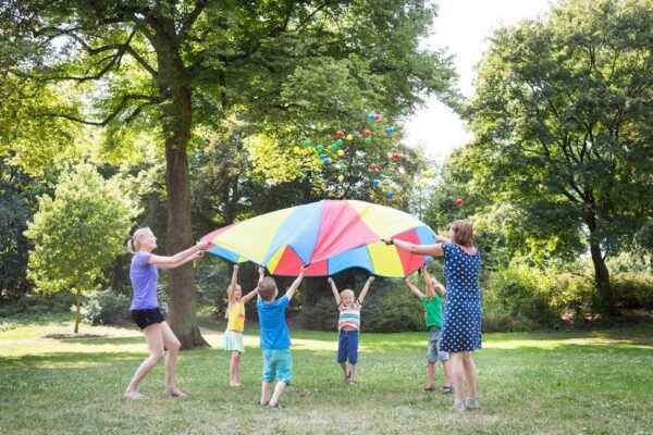 Parachute3 BS Toys Parachute Vang- en Werpspel – Teamspel 4+ binnen en buiten