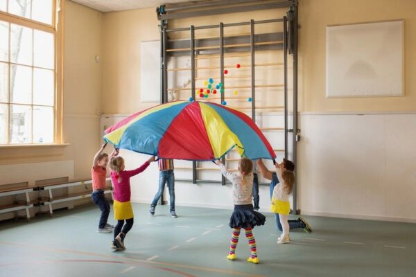 Parachute9 BS Toys Parachute Vang- en Werpspel – Teamspel 4+ binnen en buiten