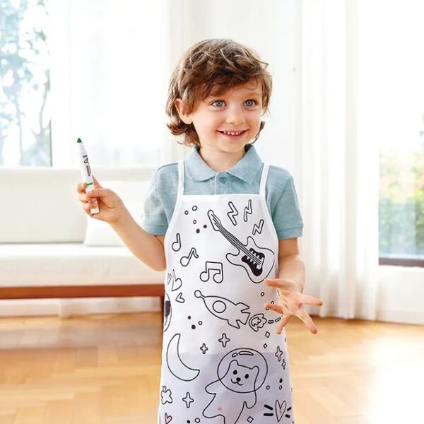 Jongen heeft eigen keukenschort aan met Hape knutselset – creatief speelgoed voor jongens en meisjes