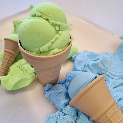 PLA ijshoornvormen gevuld met groene en blauwe sensorische speelzand of magic sand,