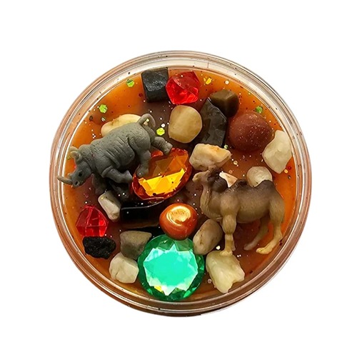 jungle1 Doosje gevuld met bruine en donkerbruine sensorische klei, met neushoorn, kameel en kleurrijke steentjes, kiezelstenen – een wildlife in miniatuurformaat.