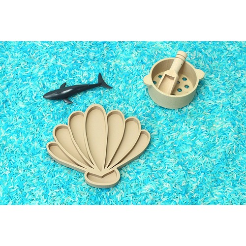 kids-kabinet-vulvorm-pla-schelp (1) PLA schelp vulvorm – blauwe speelrijst met zeef schep en walvis, geschikt voor sensorisch spel en loose parts