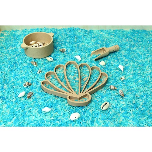 kids-kabinet-vulvorm-pla-schelp (2) PLA schelp vulvorm van Kids Kabinet – blauwe speelrijst met zeef geschikt voor sensorisch spel en loose parts