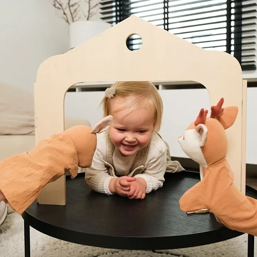Kind geniet van het poppenkastspel met kangoeroe en hertenkalf