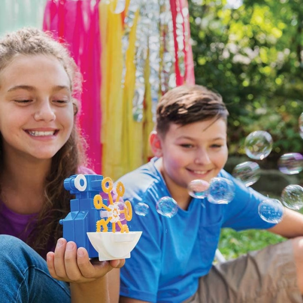 diy-bubbelmachine-4m-kidzlabs.jpg Kind bouwt bellenblaas robot met 4M KidzLabs techniekset