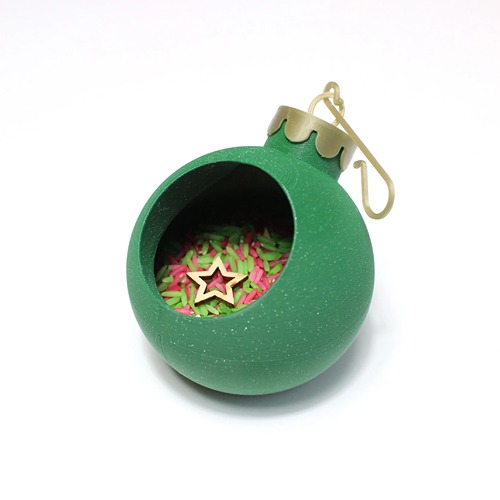 duurzaam-kids-kabinet-kerstbal-open-vulbaar.jpg Kids Kabinet kerstbal gevuld met sensory play materialen