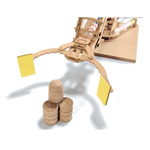 moses-phaenomint-robotarm-educatie-houten-duurzaam-speelgoed5.jpg De zelfgebouwde hydrolische robotarm met waterdruk in actie te koop bij Het Speellab