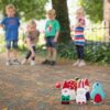 kinderen spelen het spel Kabouter bowling spel voor binnen en buiten