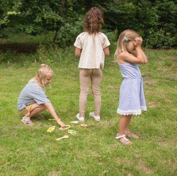 Kinderen spelen BS Toys De Dief observatiespel