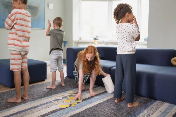 Kinderen spelen binnen van BS Toys het Spel De Dief