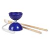 bs-toys-diabolo-blauw-buitenspeelgoed.jpg Close-up van de blauwe diabolo met houten stokken