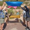 Kinderen spelen actief buitenspel met eekhoorn parachutes bs toys