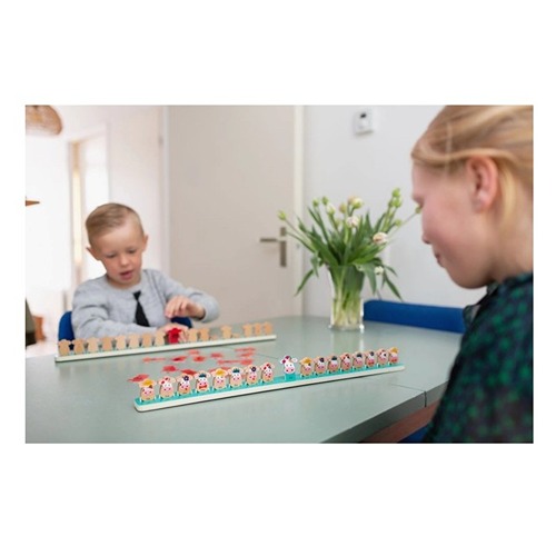 Samen aan tafel spelen twee kinderen het spel Welke koeben ik te koop bij Het Speellab