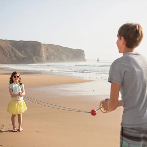 Kinderen spelen met Bullet Ball trekbal van BS Toys buiten