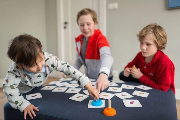 Kinderen spelen BS Toys Kroko’s Sok Memory
