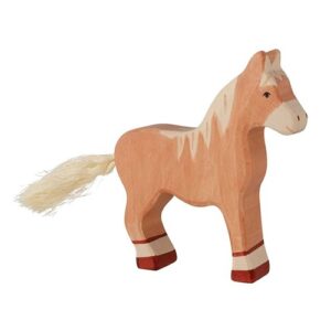 Van duurzaam hout handgemaakte paard staand waldorf geinspiteerd van Holztiger bij Het Speellab