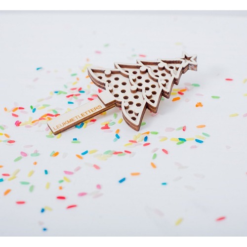 houten-kerstzeefje-sensorische-tafel-duurzaam Houten kerstzeefje gebruikt met speelrijst tijdens sensorisch spel