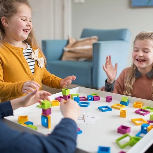 Kind speelt met BS Toys houten frames en leert vormen en kleuren