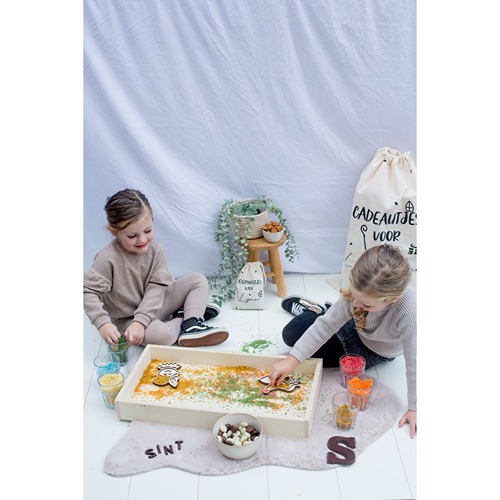 leuk-met-letters-sensorisch-spel-houten-speelrijst-piets-kinderen-het-speellab.jpg (1) kinderen spelen met houten piet tray gevuld met speelrijst Het Speellab