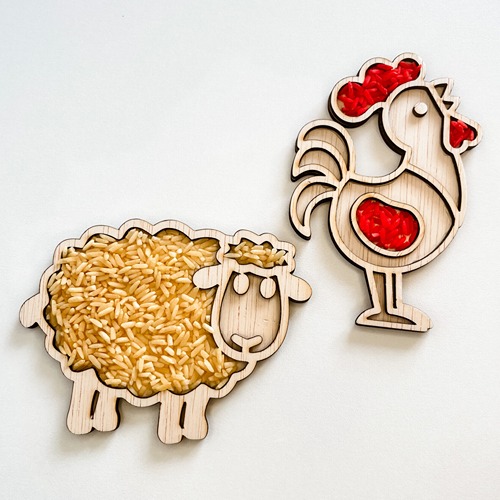 leuk-met-letters-sensorisch-spel-houten-speelrijst-schaap-het-speellab.jpg (1) houten schaap tray gevuld met speelrijst Het Speellab