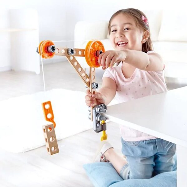 Kinderen spelen met de Hape Junior Inventor Three Experiment Kit educatief speelgoed