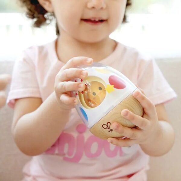 Kind heeft Hape wonder tuimelaar in handen