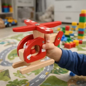 Kind speelt met houten helikopter van Goki. Stevig duurzaam