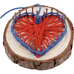 Houten timmerset voor kinderen met draadpatronen en kleurrijke garens hier een hart