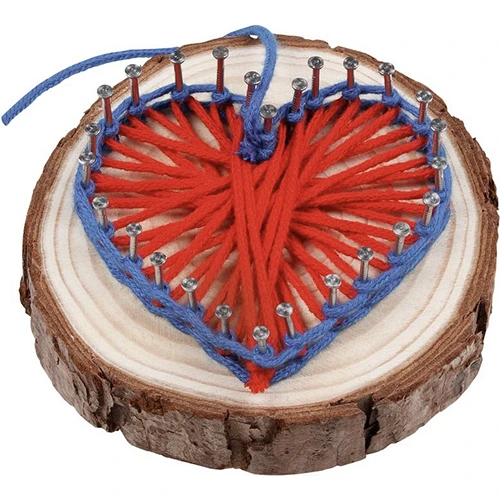 Houten timmerset voor kinderen met draadpatronen en kleurrijke garens hier een hart