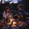 Het Speellab Kinderen roosteren marshmallows boven een vuur met Kikkerland kampvuurvorken tijdens kamperen
