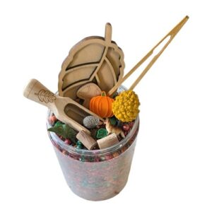 Sensoryfun Pour and Play pot herfst thema met houten schepjes, gekleurde speelrijst en herfstfiguren voor sensopathisch spel