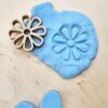 Plat stuk magic sand Sensoryfun met bloem afdruk door bloemsteker