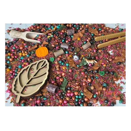 Inhoud pourandplay herfst pot, met pinset en vulvorm, motoriek oefenen met scheppen en gieten