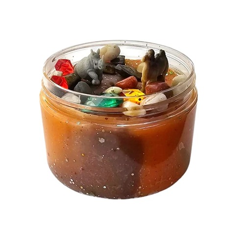 Doosje gevuld met bruine en donkerbruine sensorische klei, met neushoorn, kameel en kleurrijke steentjes, kiezelstenen – een wildlife in miniatuurformaat.